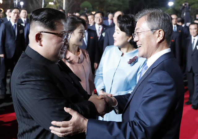 남북정상, ‘평화기원’ 선물도 교환…“내용은 비공개”