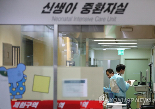 지난해 12월 경찰 관계자들이 이대목동병원 신생아 중환자실을 압수수색하고 있다./사진=연합뉴스