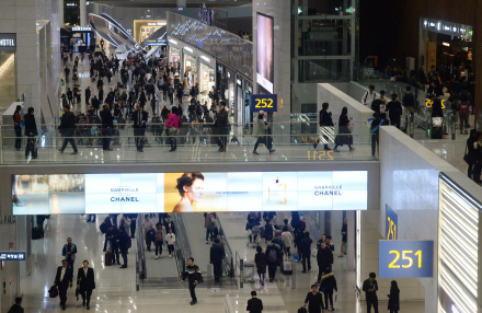인천국제공항 제2여객터미널이 공식 개장한 지난 1월18일 2터미널 내 면세구역이 승객들로 붐비고 있다. /서울경제DB