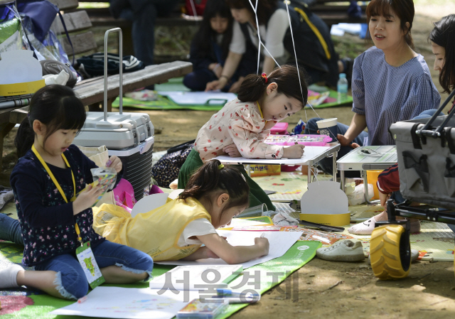 롯데백화점 제39회 어린이 미술대회가 29일 서울 올림픽로 올림픽공원 피크닉장에서 열려 참가한 어린이들이 그림을 그리고 있다. 이번 행사에는 총 1만5천 여 명의 어린이들이 참가했다./송은석기자