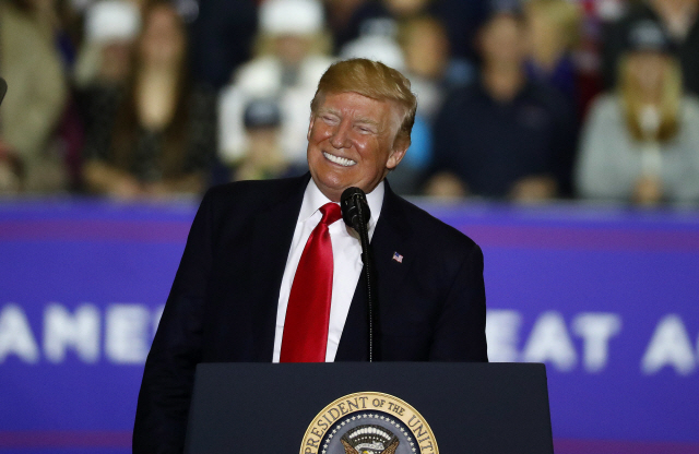 28일(현지시간) 미국 미시간주 워싱턴에서 열린 유세집회에 참석한 도널드 트럼프 미국 대통령이 지지자들이 환호가 터져 나오자 미소를 짓고 있다. /AP연합뉴스