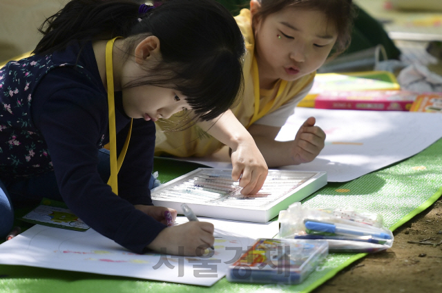 롯데백화점 제39회 어린이 미술대회가 29일 서울 올림픽로 올림픽공원 피크닉장에서 열려 참가한 어린이들이 그림을 그리고 있다. 이번 행사에는 총 1만5천 여 명의 어린이들이 참가했다./송은석기자