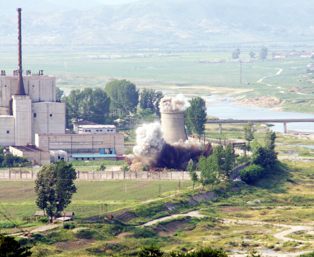 지난 2008년 6월27일 북한이 비핵화 의지를 표명하기 위해 영변 원자로 냉각탑을 폭파하는 모습. 청와대는 29일 “북한이 북부 핵실험장 폐쇄를 오는 5월 중 실행할 것”이라고 밝혔다. /연합뉴스