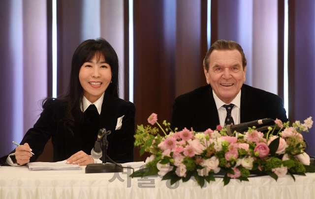 게르하르트 슈뢰더(오른쪽) 전 독일 총리와 김소연씨가 지난 1월25일 서울 세종로 한국프레스센터에서 기자회견을 갖고 결혼 계획을 밝히며 웃고 있다. /권욱기자