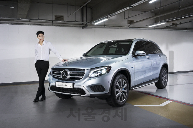 가수 겸 배우 이승기씨가 더 뉴 GLC 350 e 4MATIC과 함께 포즈를 취하고 있다, /사진제공=메르세데스-벤츠 코리아