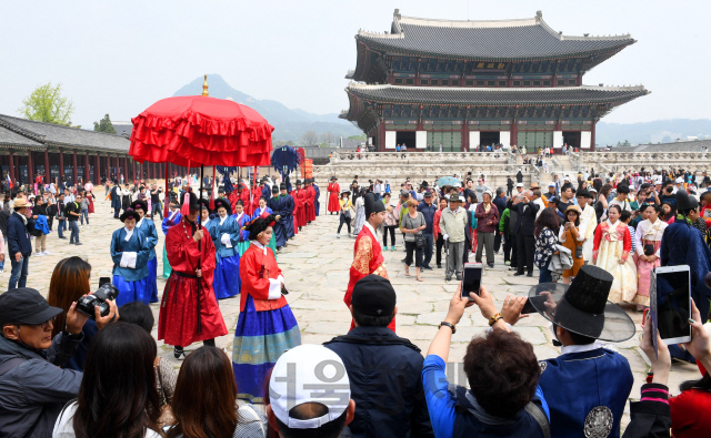 30일 서울 경복궁에서 열린 2018 궁중문화축전에서 어가 행렬이 재현되고 있다. 세종대왕 즉위 600주년을 맞아 개최하는 이번 축전은 아름다운 4대 고궁(경복궁, 창덕궁, 창경궁, 덕수궁)과 종묘에서 오는 6일까지 진행된다./권욱기자ukkwon@sedaily.com