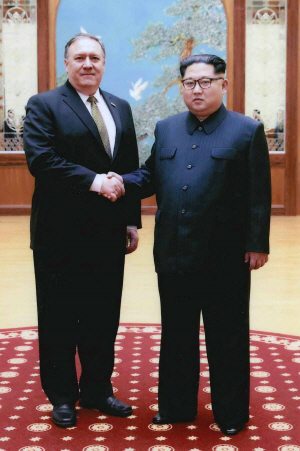 김정은(오른쪽) 북한 국무위원장과 마이크 폼페이오 미국 국무장관/평양=UPI연합뉴스