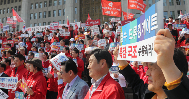 자유한국당 의원, 당직자들이 지난 29일 오후 서울 여의도 국회 본관앞에서 열린 댓글조작 규탄 및 특검 촉구대회에서 구호를 외치고 있다./연합뉴스