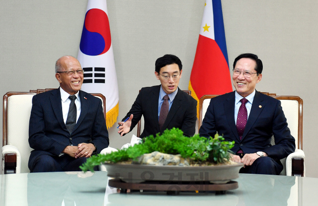 송영무 국방부장관이 30일 국방부에서 델핀 로렌자나 필리핀 국방장관과 환담하고 있다.