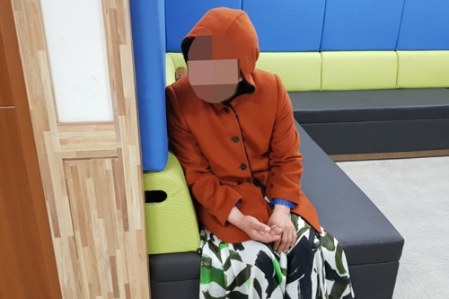여장을 하고 옷가게에 침입해 여성 의류를 훔친 40대 남성./전남 여수경찰서 제공=연합뉴스