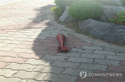 지난 29일 오후 경북 구미 한 아파트 베란다에서 발견된 전투기 사격훈련용 포탄/구미경찰서 제공=연합뉴스