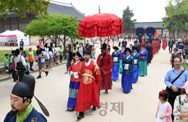 30일 서울 경복궁에서 열린 2018 궁중문화축전에서 어가 행렬이 재현되고 있다. 세종대왕 즉위 600주년을 맞아 개최하는 이번 축전은 아름다운 4대 고궁(경복궁, 창덕궁, 창경궁, 덕수궁)과 종묘에서 오는 6일까지 진행된다./권욱기자ukkwon@sedaily.com