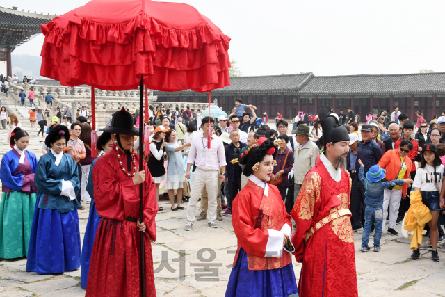 30일 서울 경복궁에서 열린 2018 궁중문화축전에서 어가 행렬이 재현되고 있다. 세종대왕 즉위 600주년을 맞아 개최하는 이번 축전은 아름다운 4대 고궁(경복궁, 창덕궁, 창경궁, 덕수궁)과 종묘에서 오는 6일까지 진행된다./권욱기자ukkwon@sedaily.com