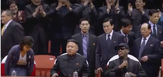 김정은(가운데) 북한 국무위원장, 전직 미국프로농구(NBA) 슈퍼스타 데니스 로드먼 /유튜브 캡쳐