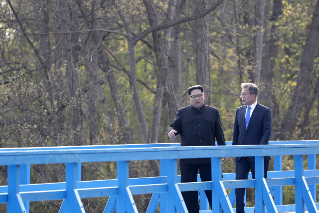 문재인 대통령과 북한 김정은 국무위원장이 지난 27일 오후 판문점 도보다리 위를 걸어가며 대화 하고 있다./연합뉴스