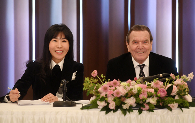 슈뢰더(오른쪽) 전 독일 총리와 김소연씨가 지난 1월 결혼 계획을 밝히고 있다. /권욱기자