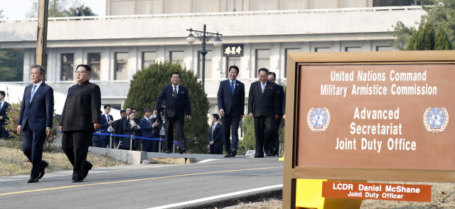 문재인 대통령과 김정은 북한 국무위원장이 27일 오후 판문점에서 산책하며 대화하고 있다. /연합뉴스