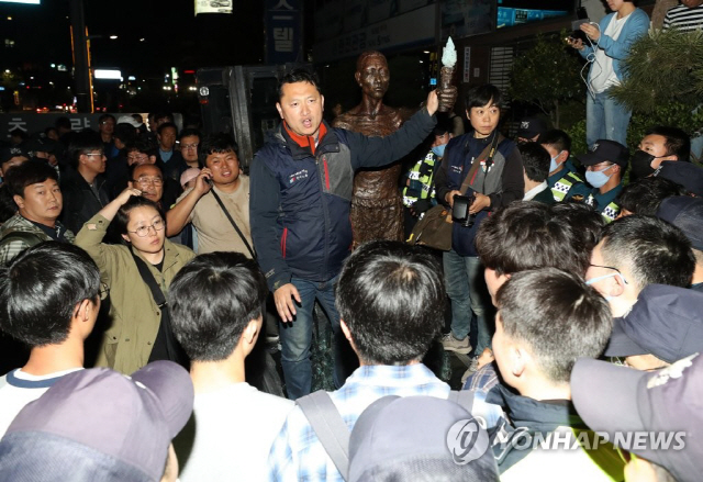 부산 일본영사관 앞 노동자상 기습 설치 시도…경찰과 대치