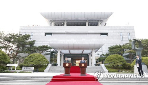 남북정상회담이 열린 지난 27일 문재인 대통령과 김정은 북한 국무위원장이 판문점 평화의 집 앞에서 ‘4.27 판문점 선언’을 하는 모습 (사진=연합뉴스)