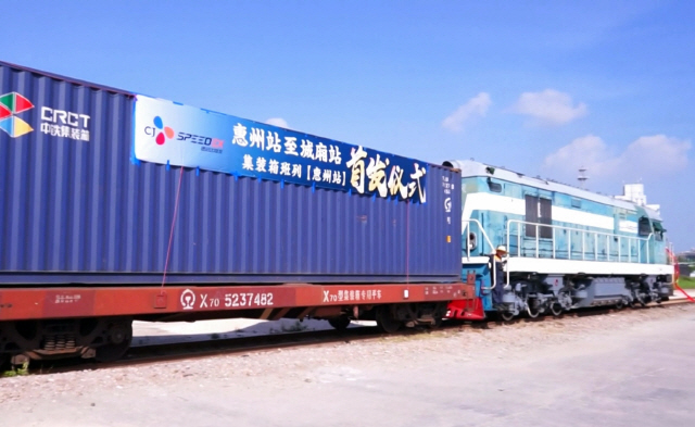 중국 청두에서 화물을 중국횡단철도(TCR)에 적재한 모습. /사진제공=CJ대한통운