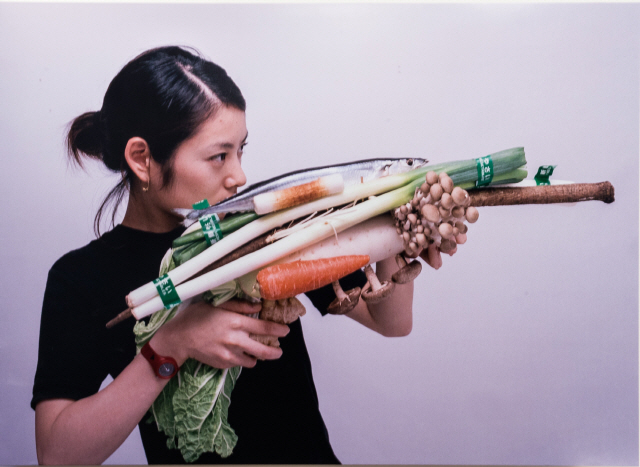 오자와 츠요시 ‘채소 무기(Vegetable Weapon)’ 2001년작. /사진제공=헬로우뮤지움