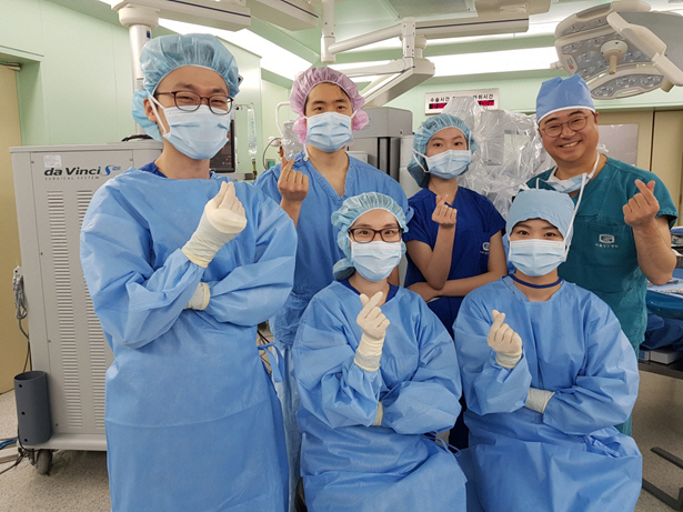 이근호(뒷줄 오른쪽) 교수 등 서울성모병원 부인암센터 난소암팀 의료진이 손으로 하트를 그려 보이고 있다. /사진제공=서울성모병원