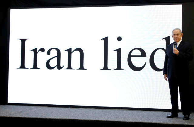 베냐민 네타냐후 이스라엘 총리가 4월30일(현지시간) 텔아비브에서 이란이 핵협정을 위반했다는 내용의 프레젠테이션을 하고 있다.    /텔아비브=로이터연합뉴스