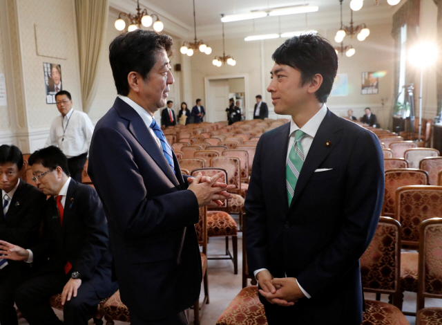아베 신조(왼쪽) 일본 총리와 고이즈미 신지로(오른쪽) 의원이 지난해 9월 도쿄 국회의사당에서 대화하고 있다. /도쿄=로이터연합뉴스