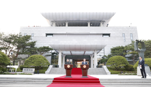 문재인 대통령과 김정은 북한 국무위원장이 지난달 27일 오후 판문점 평화의집 앞에서 ‘판문점 선언’을 하고 있다. 남북 정상이 나란히 서서 공동 발표를 한 것은 이번이 처음이다. /연합뉴스