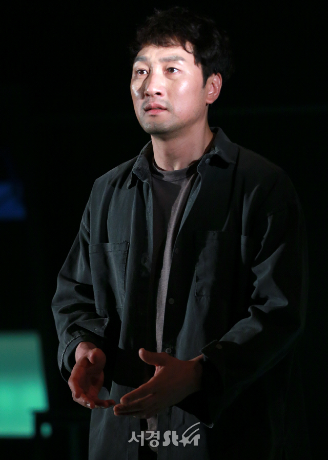 배우 이석준이 2일 오후 서울 종로구 대학로 아트원씨어터에서 열린 연극 ‘킬롤로지’ 프레스콜에 참석해 열연을 펼치고 있다.