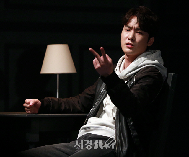 배우 장율이 2일 오후 서울 종로구 대학로 아트원씨어터에서 열린 연극 ‘킬롤로지’ 프레스콜에 참석해 열연을 펼치고 있다.