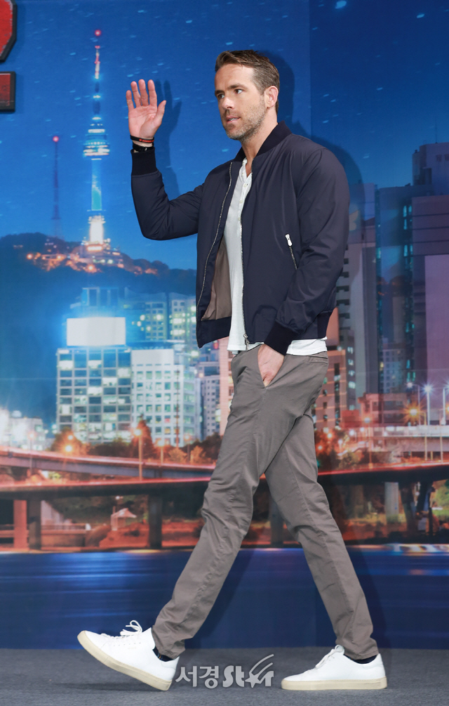 배우 라이언 레이놀즈가 2일 오전 서울 종로구 광화문 포시즌스 호텔에서 열린 영화 ‘데드풀2’ 기자간담회에 참석해 인사를 하고 있다.