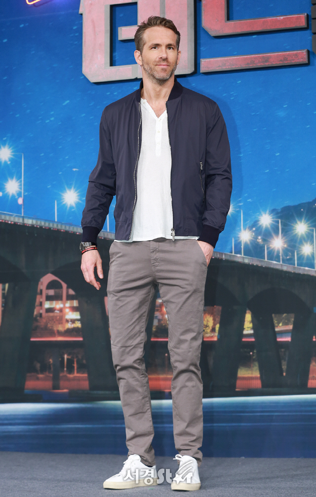 배우 라이언 레이놀즈가 2일 오전 서울 종로구 광화문 포시즌스 호텔에서 열린 영화 ‘데드풀2’ 기자간담회에 참석해 포즈를 취하고 있다.