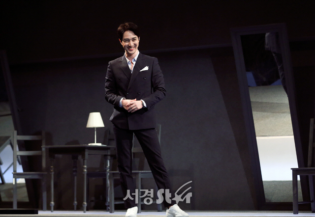 배우 김승대가 2일 오후 서울 종로구 대학로 아트원씨어터에서 열린 연극 ‘킬롤로지’ 프레스콜에 참석해 열연을 펼치고 있다.