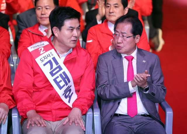 홍준표(오른쪽) 자유한국당 대표가 2일 오후 창원컨벤션센터에서 열린 한국당 지방선거 경남도당 필승결의대회에서 김태호 경남도지사 후보와 얘기를 나누고 있다. /연합뉴스