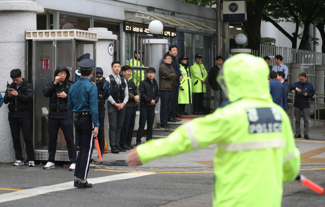 이명박 정부 시절 경찰의 ‘댓글공작’을 자체 수사하는 경찰이 2일 경찰청 정보국에 수사관 20여명을 보내 압수수색을 벌였다. 압수수색 당시 서대문구 경찰청 앞에 경찰들이 모여 있는 모습이다./연합뉴스