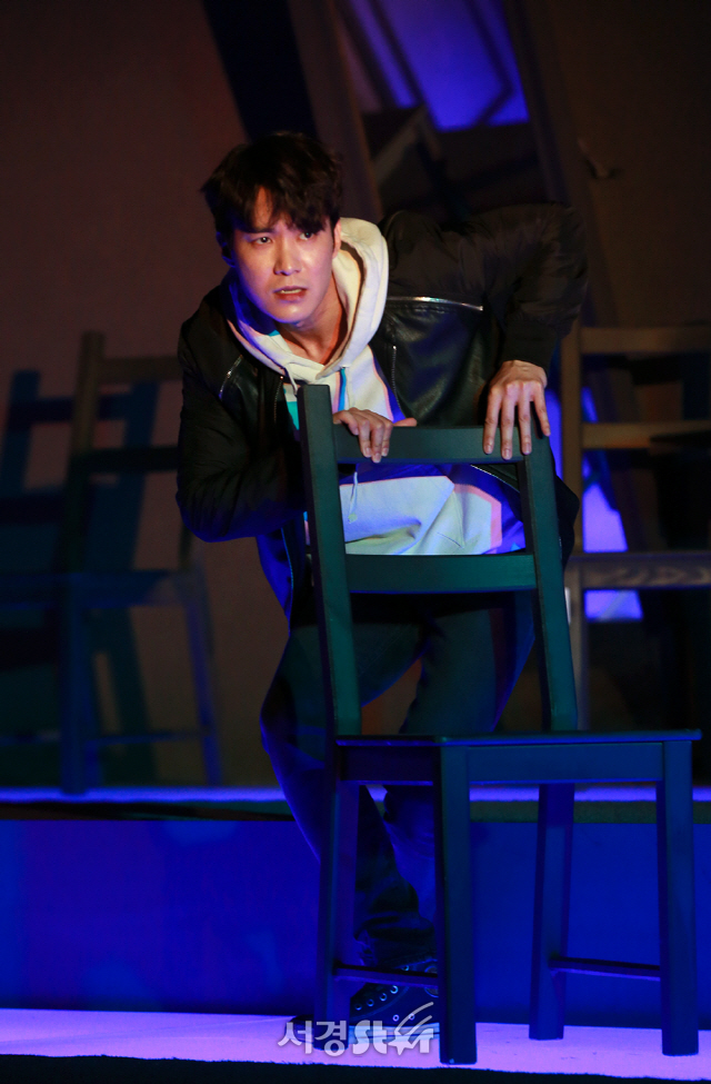 배우 장율이 2일 오후 서울 종로구 대학로 아트원씨어터에서 열린 연극 ‘킬롤로지’ 프레스콜에 참석해 열연을 펼치고 있다.