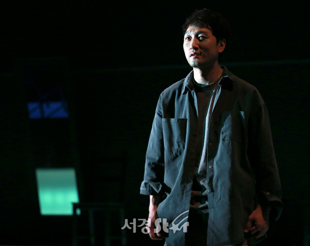 배우 이석준이 2일 오후 서울 종로구 대학로 아트원씨어터에서 열린 연극 ‘킬롤로지’ 프레스콜에 참석해 열연을 펼치고 있다.