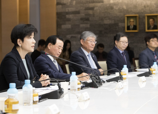 2일 오전 서울 대한상공회의소에서 열린 노동시간 단축과 청년 일자리 창출을 위한 고용노동부 장관과 기업인들의 대화에서 김영주(왼쪽) 고용부 장관이 모두발언을 하고 있다.  /연합뉴스