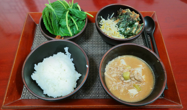 미황사의 절밥. 진한 청국장 맛이 일품이다.