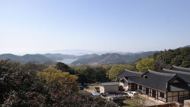 달마산에 서서 내려다본 미황사의 모습.