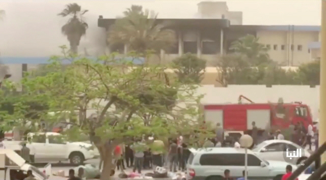 2일(현지시간) 리비아 수도 트리폴리에 위치한 선거관리위원회 건물에서 자폭 테러가 발생해 검은 연기가 솟아오르고 있다. /트리폴리=로이터연합뉴스