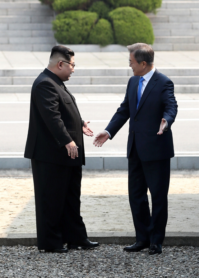 문재인 대통령과 김정은 국무위원장이 지난달 27일 남북정상회담에서 처음으로 만나 대화를 나누고 있다./한국 공동 사진기자단