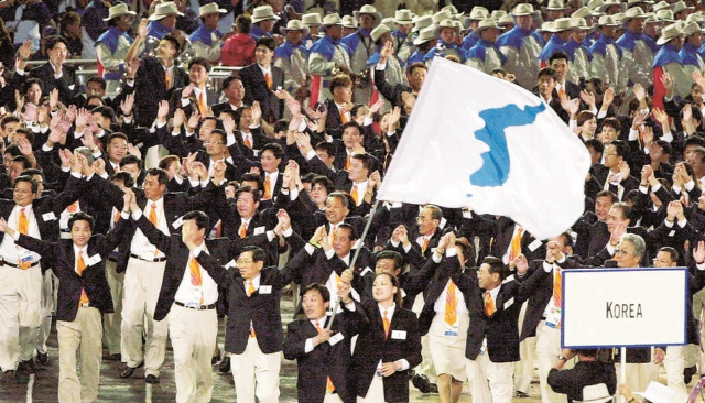 2000년 9월15일 시드니하계올림픽 개막식에서 남북 선수단이 사상 처음으로 ‘코리아’란 이름으로 한반도기를 앞세우고 입장해 뜨거운 박수를 받았다. / 연합뉴스
