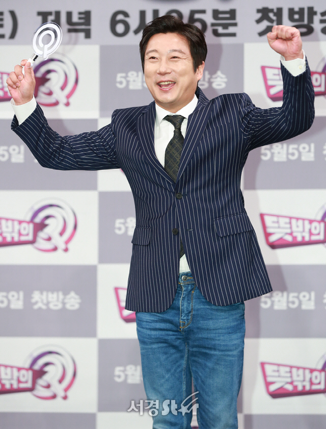 방송인 이수근이 3일 오전 서울 마포구 상암 MBC 골든마우스홀에서 열린 MBC ‘뜻밖의 Q’ 제작발표회에 참석해 포토타임을 갖고 있다.