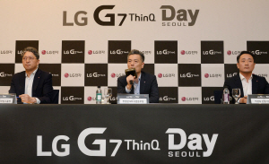 황정환(가운데) LG전자 MC사업본부장이 3일 서울 용산역 컨벤션홀에서 열린 ‘LG G7 씽큐’ 기자간담회에서 발언하고 있다. /사진제공=LG전자