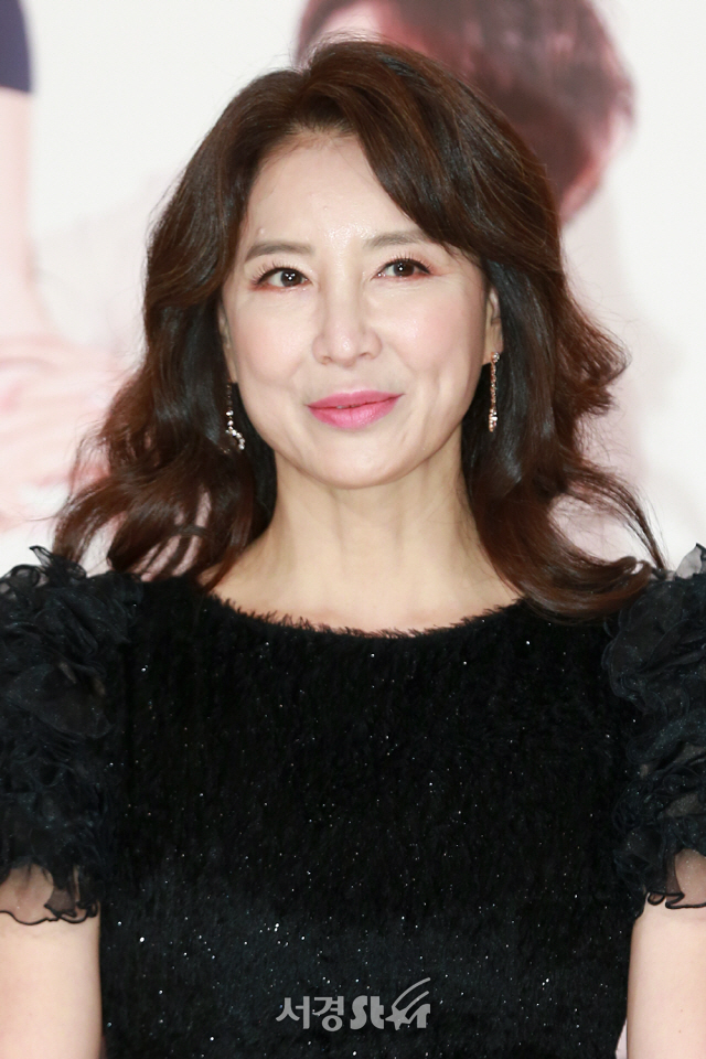 배우 심혜진이 3일 오후 서울 영등포구 타임스퀘어 아모리스홀에서 열린 KBS 새 저녁일일극 ‘내일도 맑음’ 제작발표회에 참석해 포토타임을 갖고 있다.