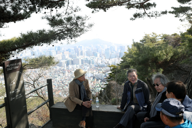 지난 3월 10일 산행하는 문재인 대통령의 모습. /사진제공=청와대