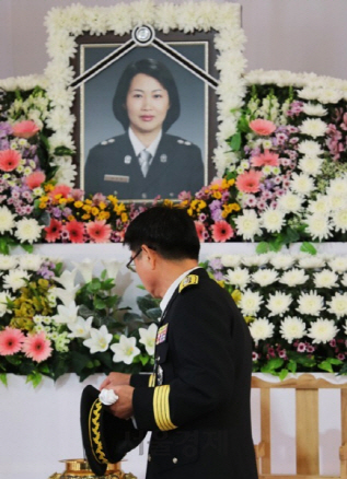 3일 전북 익산소방서에서 거행된 고 강연희 소방관의 영결식에서 동료 소방관이 헌화를 하고 있다. /익산=연합뉴스