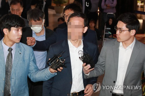 ‘드루킹 인사청탁 대상’ 변호사, 12시간 경찰 조사 후 귀가